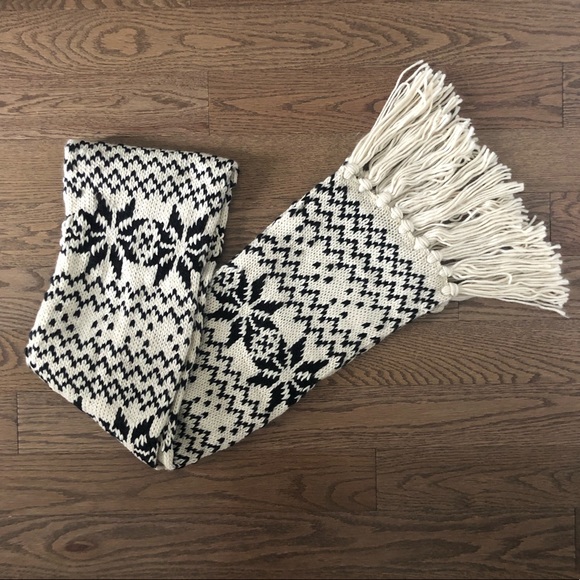 Forever 21 Fair Isle Pattern Knit Scarf - Picture 2 of 8